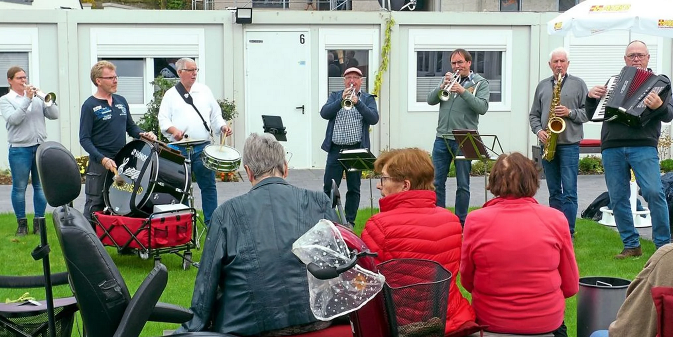 Besuch im Senioren Containerdorf